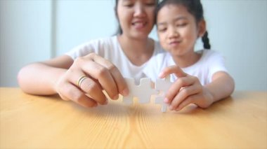 4k Asyalı küçük kız Yapboz anne seçin odak alan el sığ derinliği üzerinde oynama