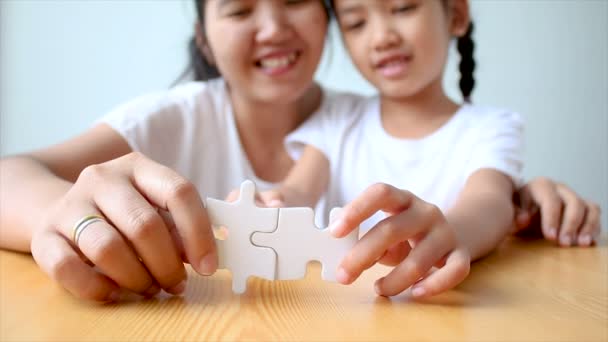 Asiatico Bambina Giocare Puzzle Con Madre Selezionare Concentrarsi Mano Superficiale — Video Stock