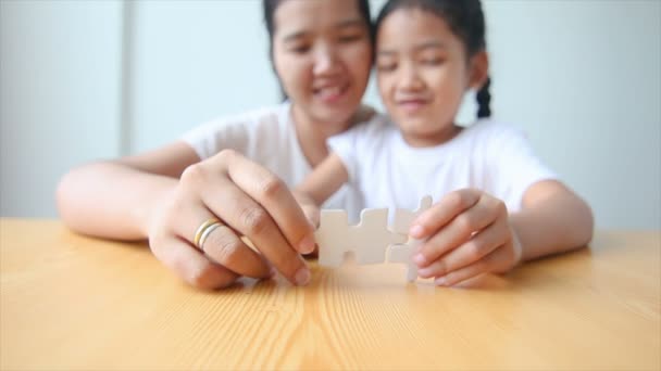 Asiatisches Kleines Mädchen Spielt Puzzle Mit Mutter Auswählen Fokus Auf — Stockvideo