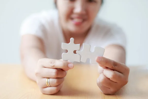 Asiatische Frau Jointing Puzzle flache Tiefenschärfe auswählen — Stockfoto
