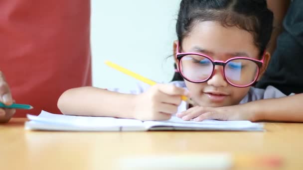 Close Schuss Asiatische Kleine Mädchen Tun Hausaufgaben Und Ihre Mutter — Stockvideo