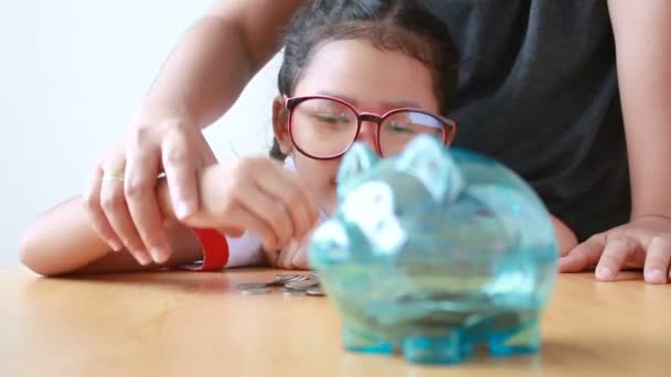 Madre Niña Asiática Poniendo Moneda Dinero Para Despejar Alcancía Seleccionar — Vídeo de stock