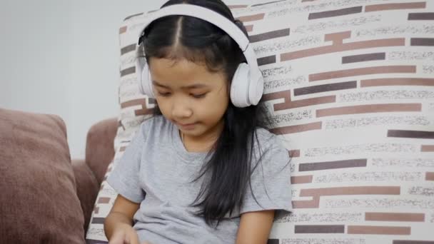 Asian Little Girl Using White Wireless Headphone Happiness — стокове відео