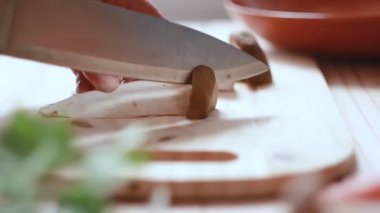 Kadının Eringi mantar yemek pişirmek için hazırlanıyor kesip mutfak bıçak slayt kullanarak atış eller yukarı kapatın