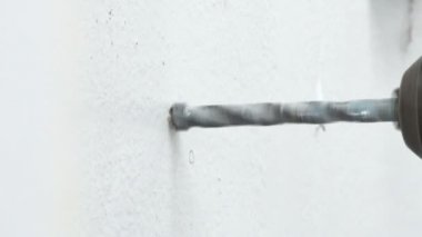 Atış için tutun ortam ses ile Çimento Beton beyaz duvar delme için elektrikli delici biraz Döndür yukarı kapatın