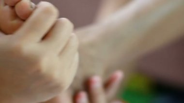 Genç kadının ellerini yavaşça masaj ayak shin ve bacak yaşlı kadınlar metafor ve vücut sağlığı bakımı için touch