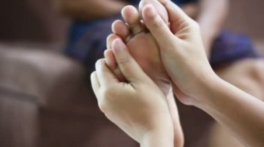 Genç kadının ellerini yavaşça masaj ayak shin ve bacak yaşlı kadınlar metafor ve vücut sağlığı bakımı için touch