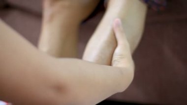Genç kadının ellerini yavaşça masaj ayak shin ve bacak yaşlı kadınlar metafor ve vücut sağlığı bakımı için touch