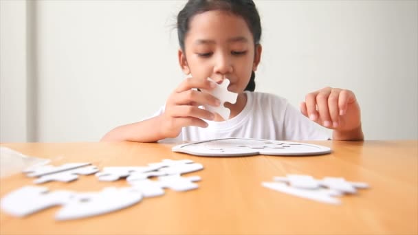 Aziatische Little Girl Spelen Jigsaw Puzzel Selecteer Richten Hand Ondiepe — Stockvideo
