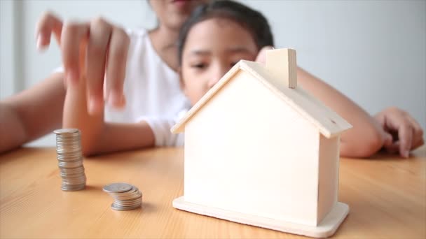 Madre Niña Asiática Poniendo Moneda Dinero Alcancía Casa Seleccione Enfoque — Vídeo de stock