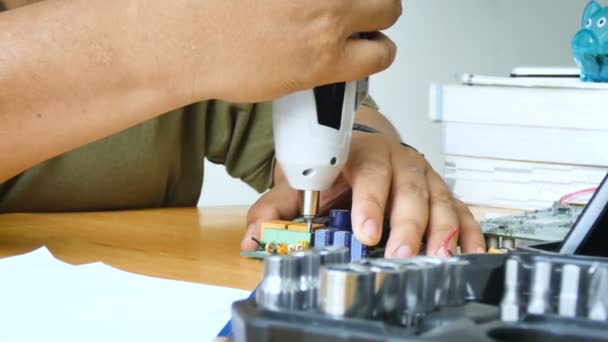 Закрыть Руки Механика Помощью Электрической Отвертки Вращения Винта Электронной Печатной — стоковое видео