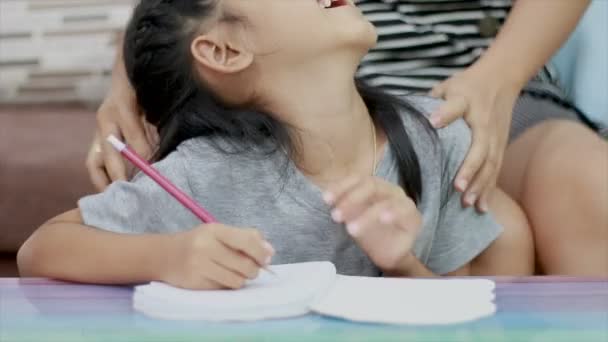 关闭拍摄亚洲小女孩做作业 她的母亲教 — 图库视频影像
