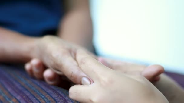 Handen Van Jonge Vrouw Touch Zachtjes Massage Aan Handen Van — Stockvideo