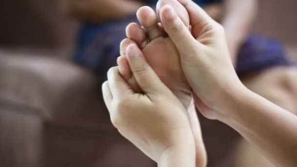 Handen Van Jonge Vrouw Aanraken Zachtjes Massage Ter Voet Scheenbeen — Stockvideo