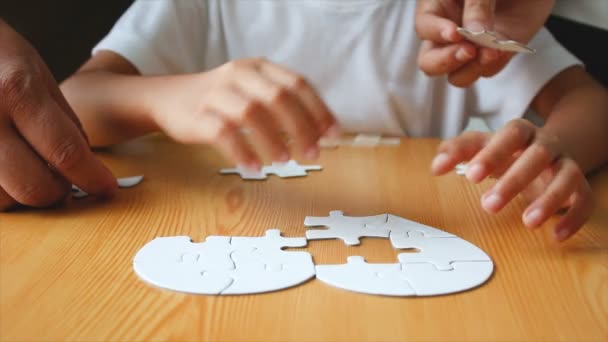 Asiatisches Kleines Mädchen Und Familie Spielen Puzzle Mit Mutter Auswählen — Stockvideo