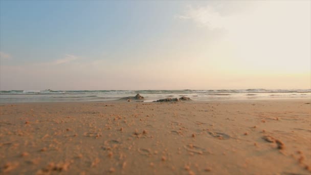 Песчаный Пляж Вечерней Атмосферой Заката Морской Волны — стоковое видео