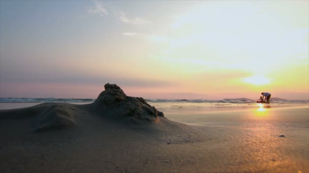 Písečná Pláž Moře Vlny Pobřeží Soumrak Západu Slunce Večerní Atmosféru — Stock video