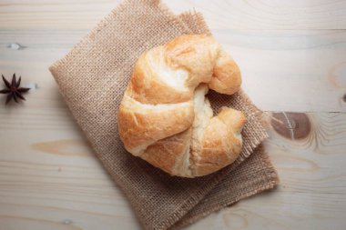 Kruvasan ahşap masa ahşap ve kumaş seçin odak sığ d