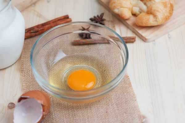 Uovo su ciotola di vetro trasparente su tagliere di legno con panetteria ingred — Foto Stock