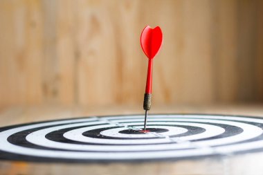 Kırmızı ok ok dart tahtası metafor marke Merkezi hedefi vurmak
