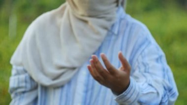 Kullanıcı arabirimi ve mobil teknoloji siber ve doğa gruptaki fütüristik konsept için boşluk ile kullanmak için bir jest çiftçi eller