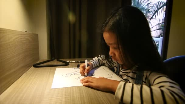Asiatisches Kleines Mädchen Zeichnet Und Bemalt Papierkunst Für Bildungskonzept — Stockvideo