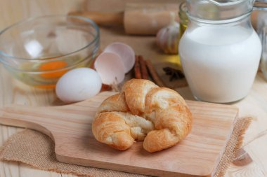 Kruvasan tablo ahşap ve kumaş ahşap kesme tahtası üzerinde seçin fo
