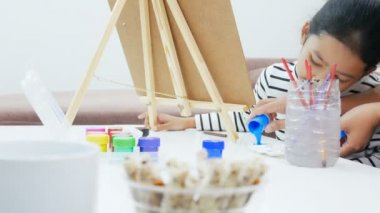 Çizim ve boyama kağıt sanat eğitim kavramı için Asyalı küçük kız