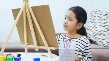 Çizim ve boyama kağıt sanat eğitim kavramı için Asyalı küçük kız