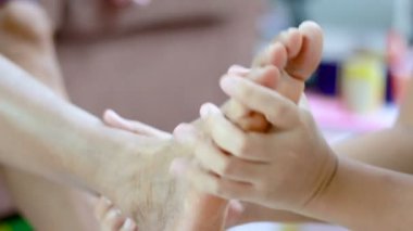 Kadınlar metafor ve beden dili duygu aşk için kavram yatıştırmaya eller eski ve aile eski anne ve genç kızı umut genç kadının tutan ve nazik eller touch