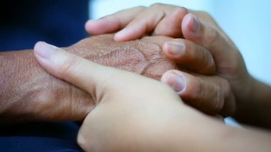 Kadınlar metafor ve beden dili duygu aşk için kavram yatıştırmaya eller eski ve aile eski anne ve genç kızı umut genç kadının tutan ve nazik eller touch