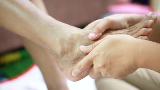 Hände Junger Frauen Halten Und Sanfte Berührung Händen Alter Frauen — Stockvideo