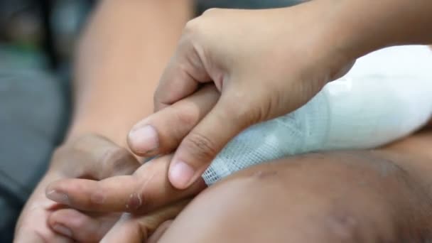 Handen Van Vrouw Maken Fysiotherapie Aan Gebroken Been Van Gezamenlijke — Stockvideo