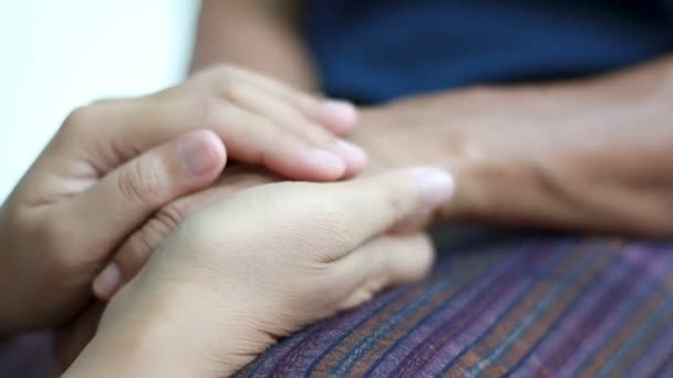 Handen Van Jonge Vrouw Holding Zachte Touch Aan Handen Van — Stockvideo