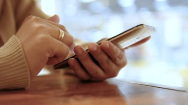 Akıllı telefon seçin odak alan sığ derinliği kullanan kadın Shot eller yukarı kapatın