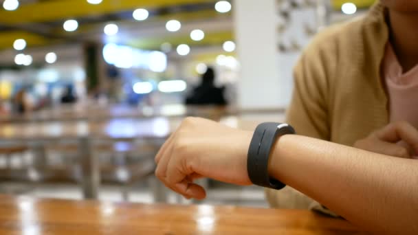 Les Mains Femme Utilisant Montre Intelligente Pour Concept Cyber Futuriste — Video