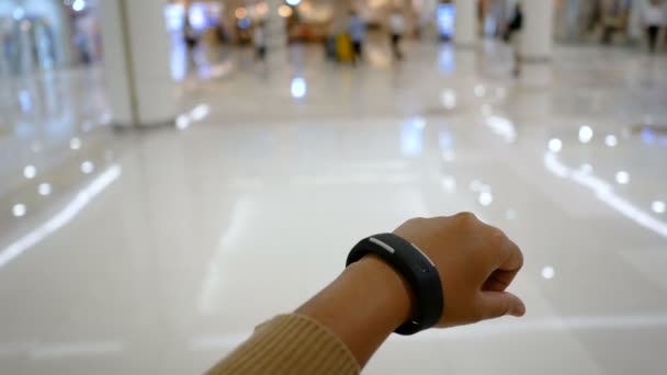 サイバーと未来のコンセプトのためのスマートな腕時計をしている女の人の手を選択フィールドの浅い深さをフォーカス — ストック動画