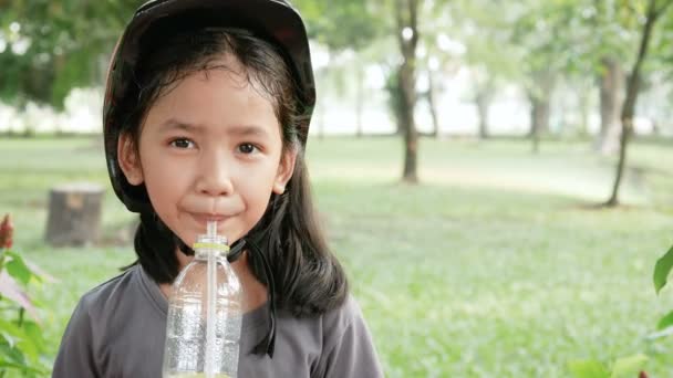 Carino Asiatica Bambina Indossa Casco Rosa Acqua Potabile Con Felicità — Video Stock