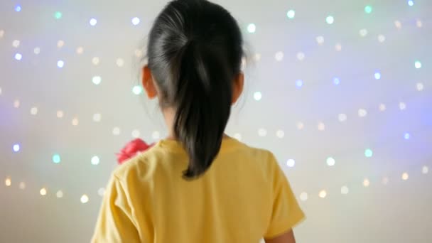 Niedliche Asiatische Kleines Mädchen Verstecken Und Geben Blumenstrauß Über Glitzerndem — Stockvideo
