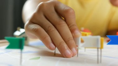 Çekim Asyalı küçük kız sabitleme renk PIN taşıma için planlama harita metafor, kapatın ve seyahat