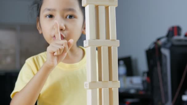 Close Shot Aziatische Meisje Houten Baksteen Speelgoed Spelen — Stockvideo