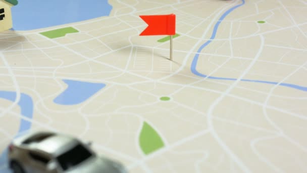 Gros plan main de la femme épingle de couleur épingle à la métaphore de la carte de planification pour le transport et le voyage 