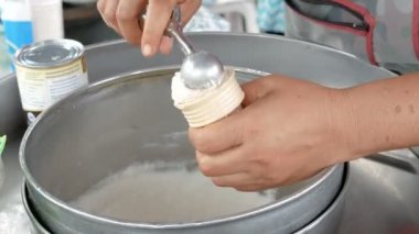 Eller tarafından bir koni için Kepçe dondurma almaya kadının
