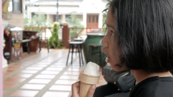 Asiatisches Kleines Mädchen Das Mit Glück Eis Isst Wähle Fokus — Stockvideo
