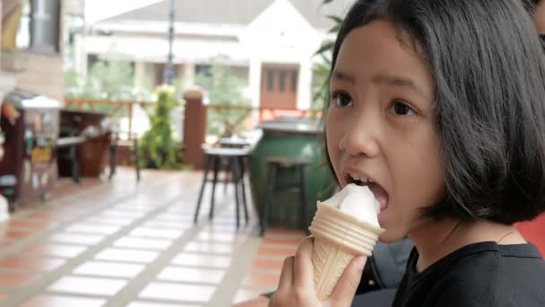 Menina Asiática Comendo Sorvete Com Felicidade Selecione Foco Profundidade Rasa — Vídeo de Stock