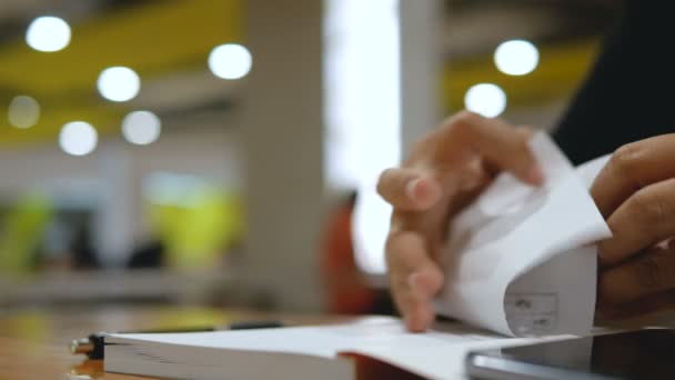 Nahaufnahme Aufnahme Hände Von Frau Zerknittertes Papier Notizbuch Auswählen Fokus — Stockvideo