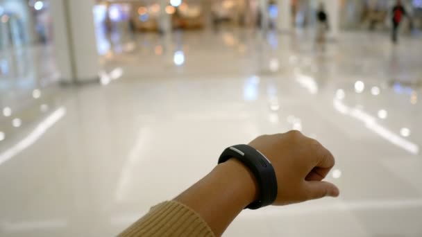 サイバーと未来のコンセプトのためのスマートな腕時計をしている女の人の手を選択フィールドの浅い深さをフォーカス — ストック動画