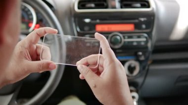 Eller bir adam açık tablet bir arabaya taşıma fütüristik ve teknoloji kavramı için kullanma 