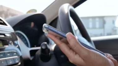 Smartphone bir arabaya taşıma uygulama fütüristik ve teknoloji concep için kullanan kadın elinde