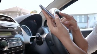 Smartphone bir arabaya taşıma uygulama fütüristik ve teknoloji concep için kullanan kadın elinde